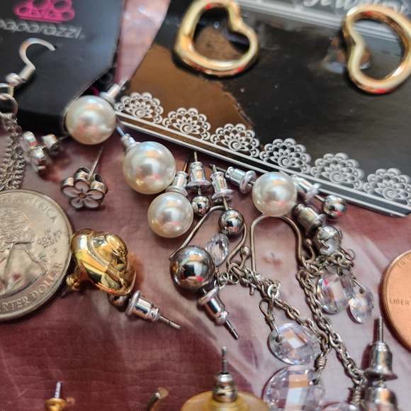 18 Pairs of Fashion Earrings Variety Colors & Shapes Daisy, Stars, Hearts, Pearl - Picture 6 of 11